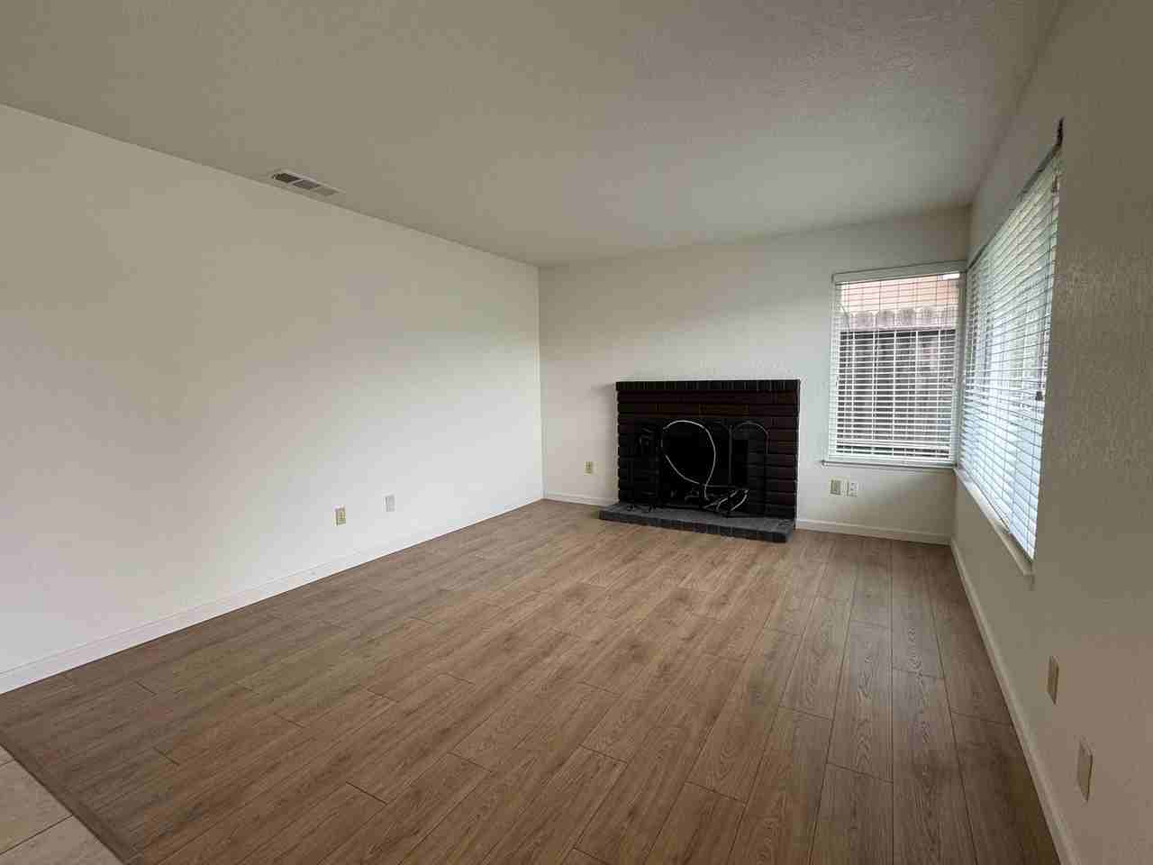 2047 Deauville Dr - Photo 3 of 31