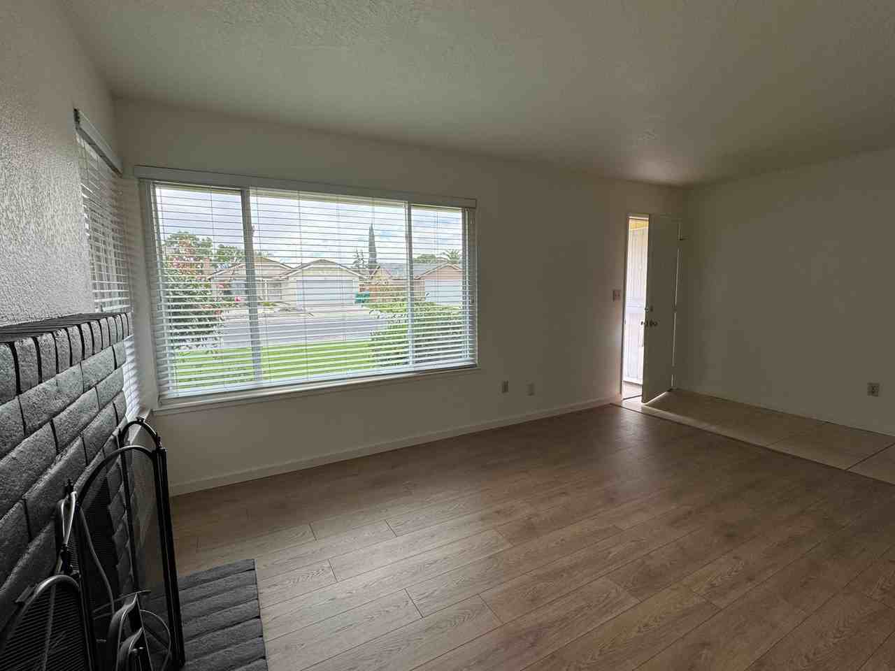 2047 Deauville Dr - Photo 5 of 31