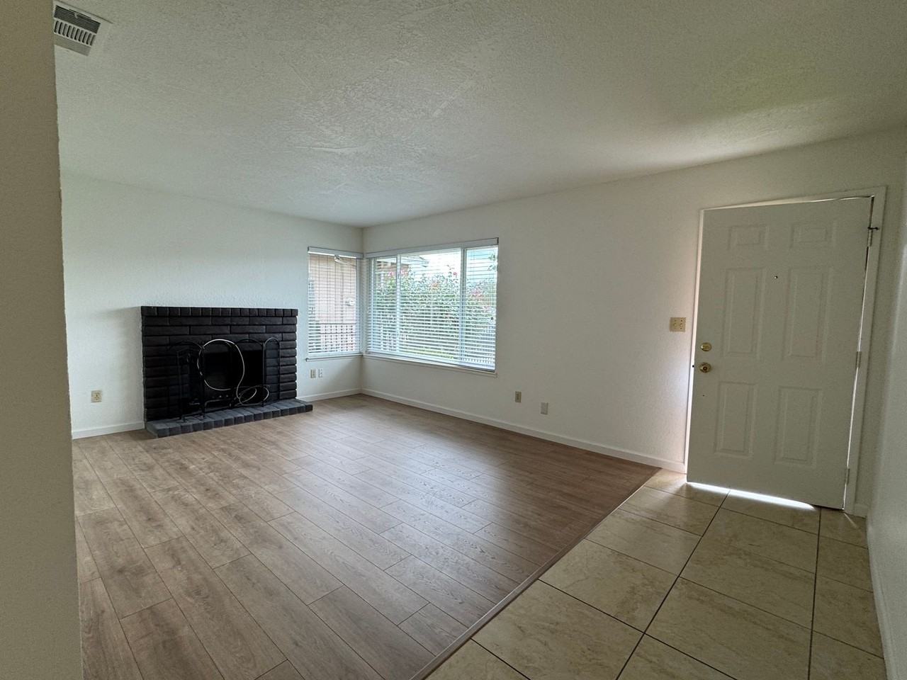 2047 Deauville Dr - Photo 6 of 30
