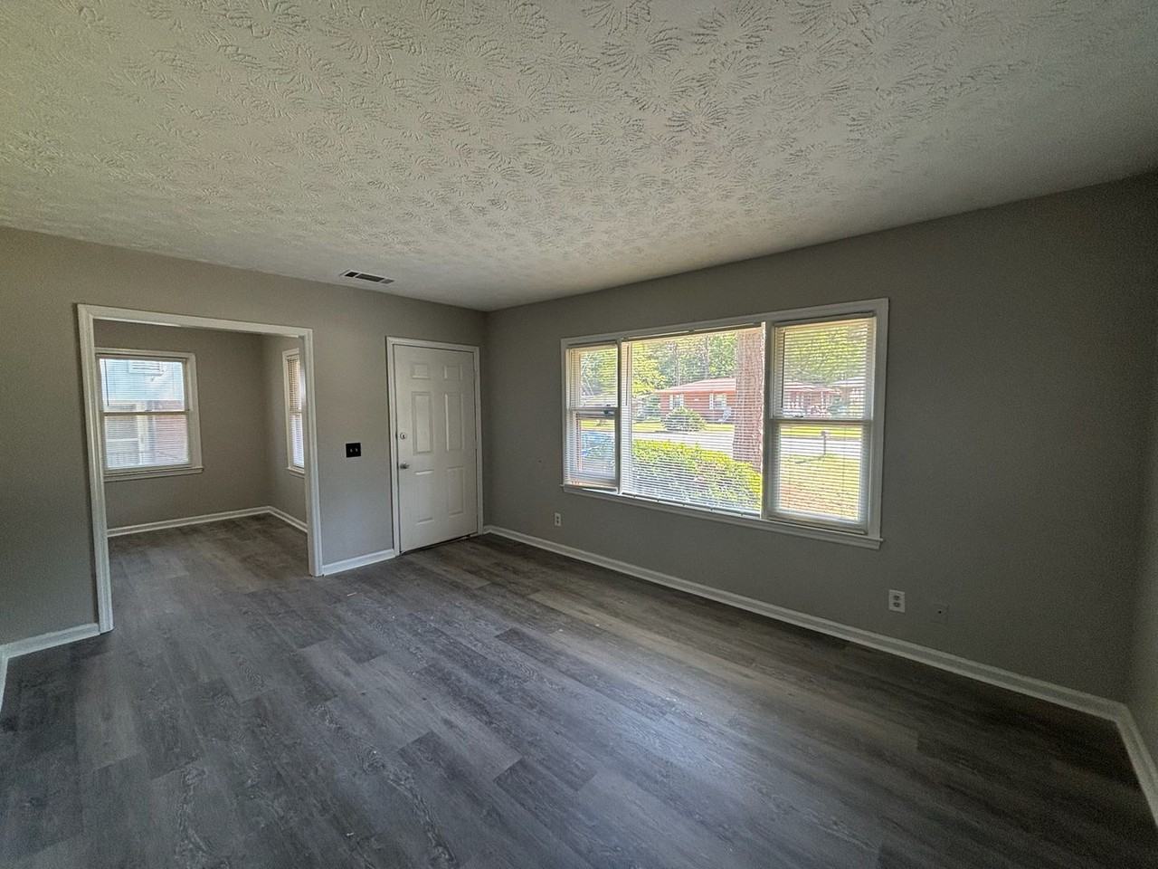 1459 Ivan Ave - Photo 3 of 15
