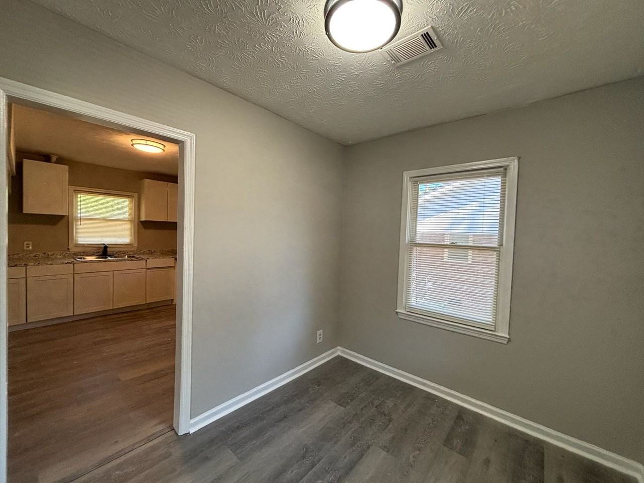 1459 Ivan Ave - Photo 4 of 15
