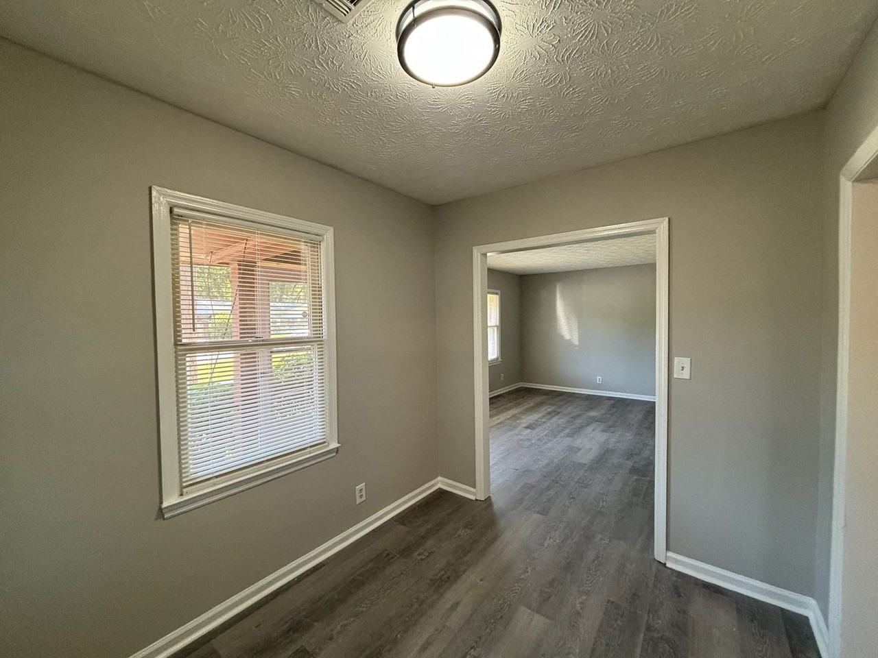 1459 Ivan Ave - Photo 5 of 15