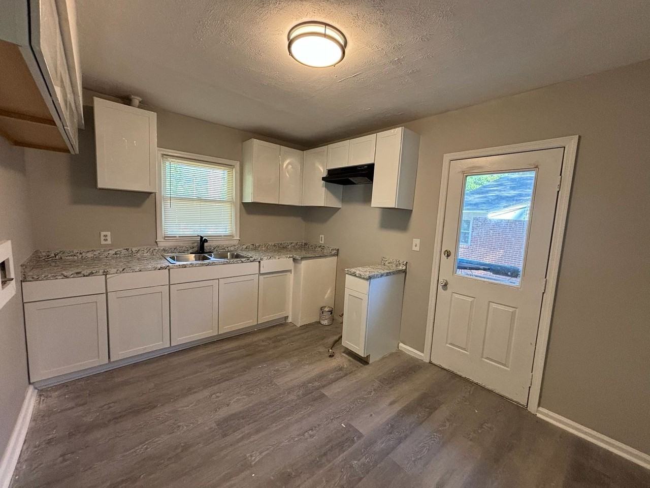 1459 Ivan Ave - Photo 6 of 15