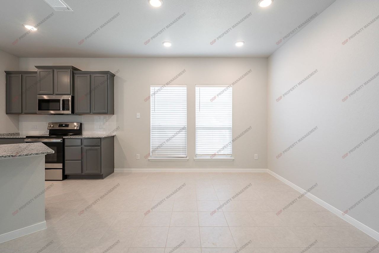 1458 Shadow Hill Ln - Photo 4 of 23