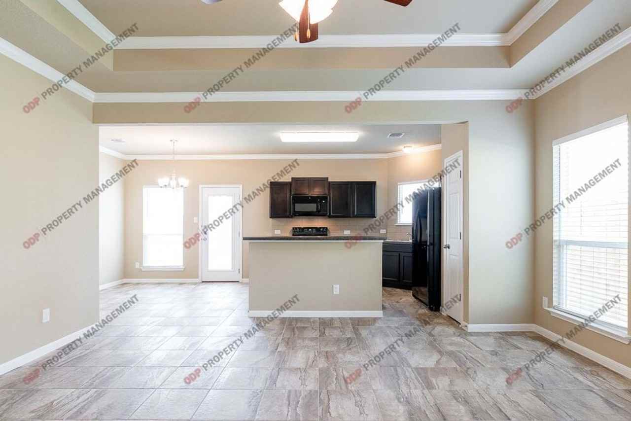 2425 Bellmont - Photo 4 of 23
