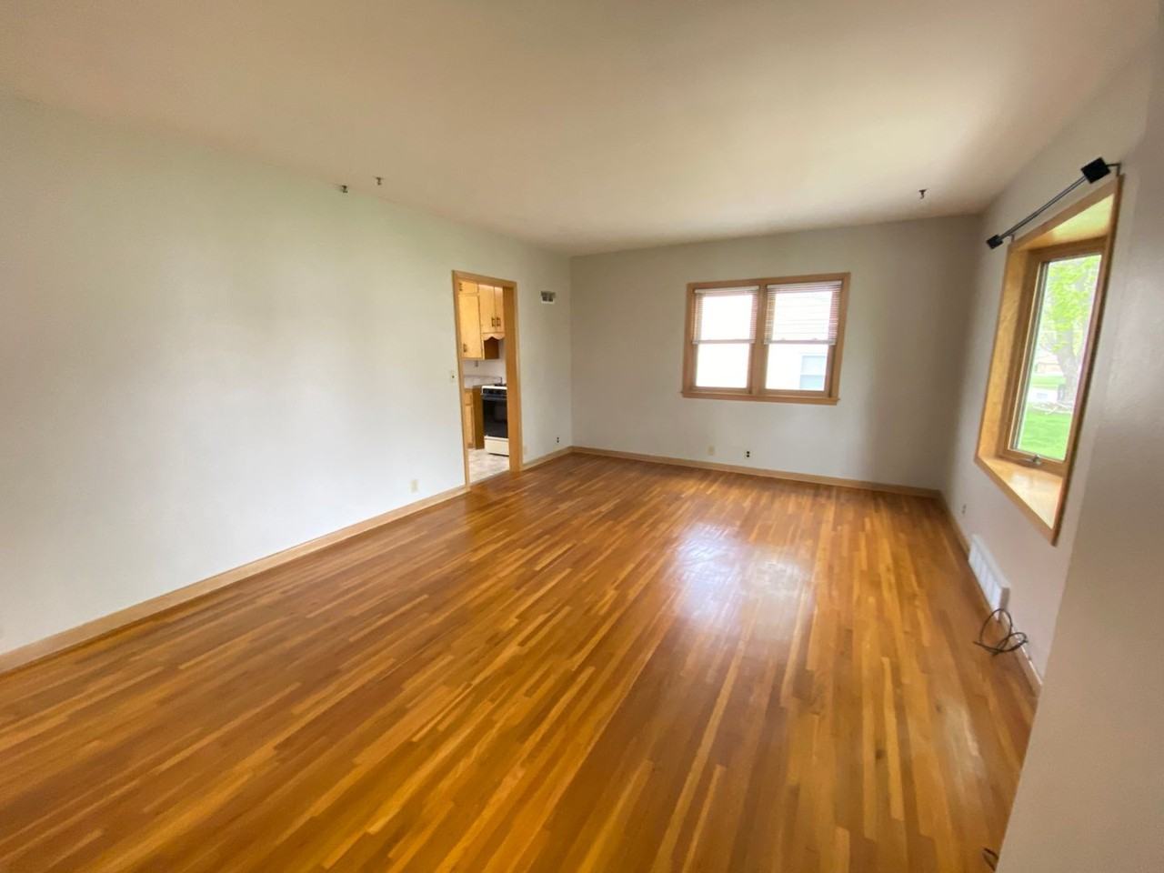 425 Auburn St - Photo 4 of 22