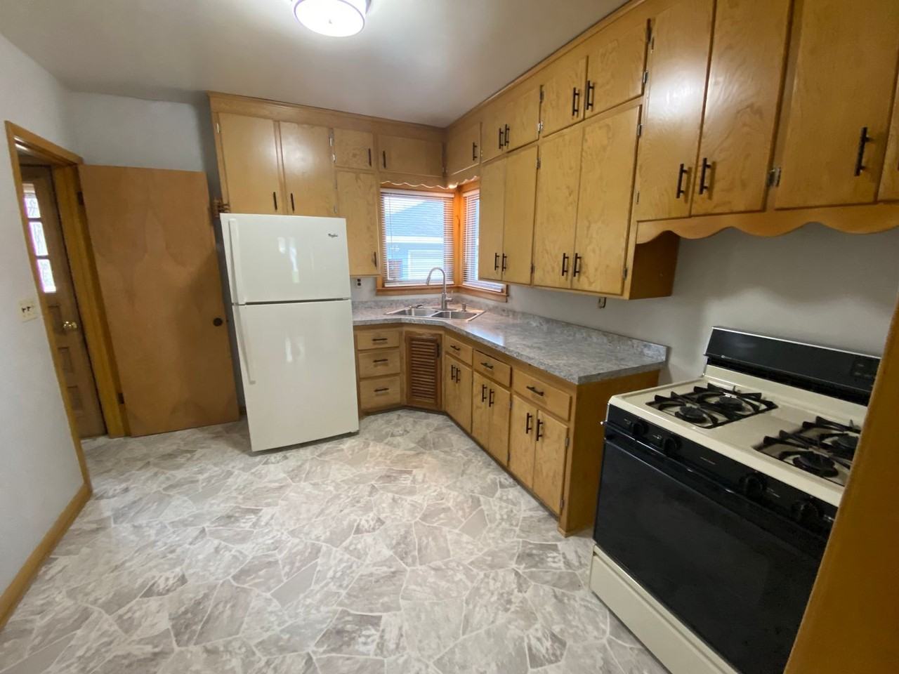 425 Auburn St - Photo 5 of 22