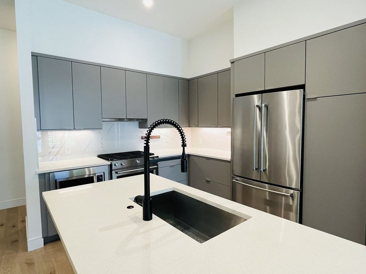 713 S Logan St - Photo 4 of 18
