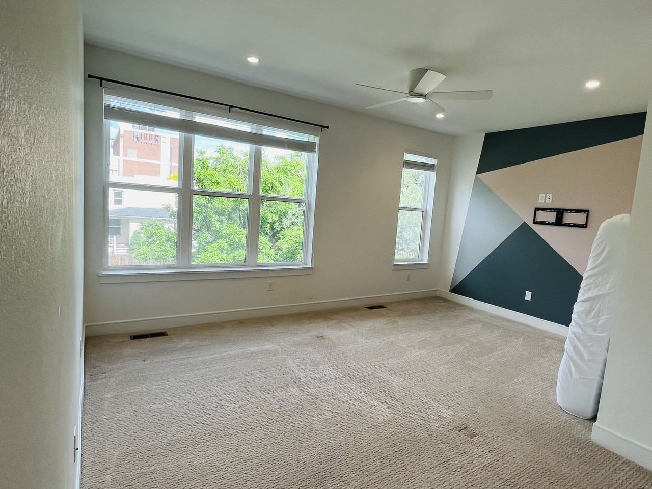 713 S Logan St - Photo 7 of 18