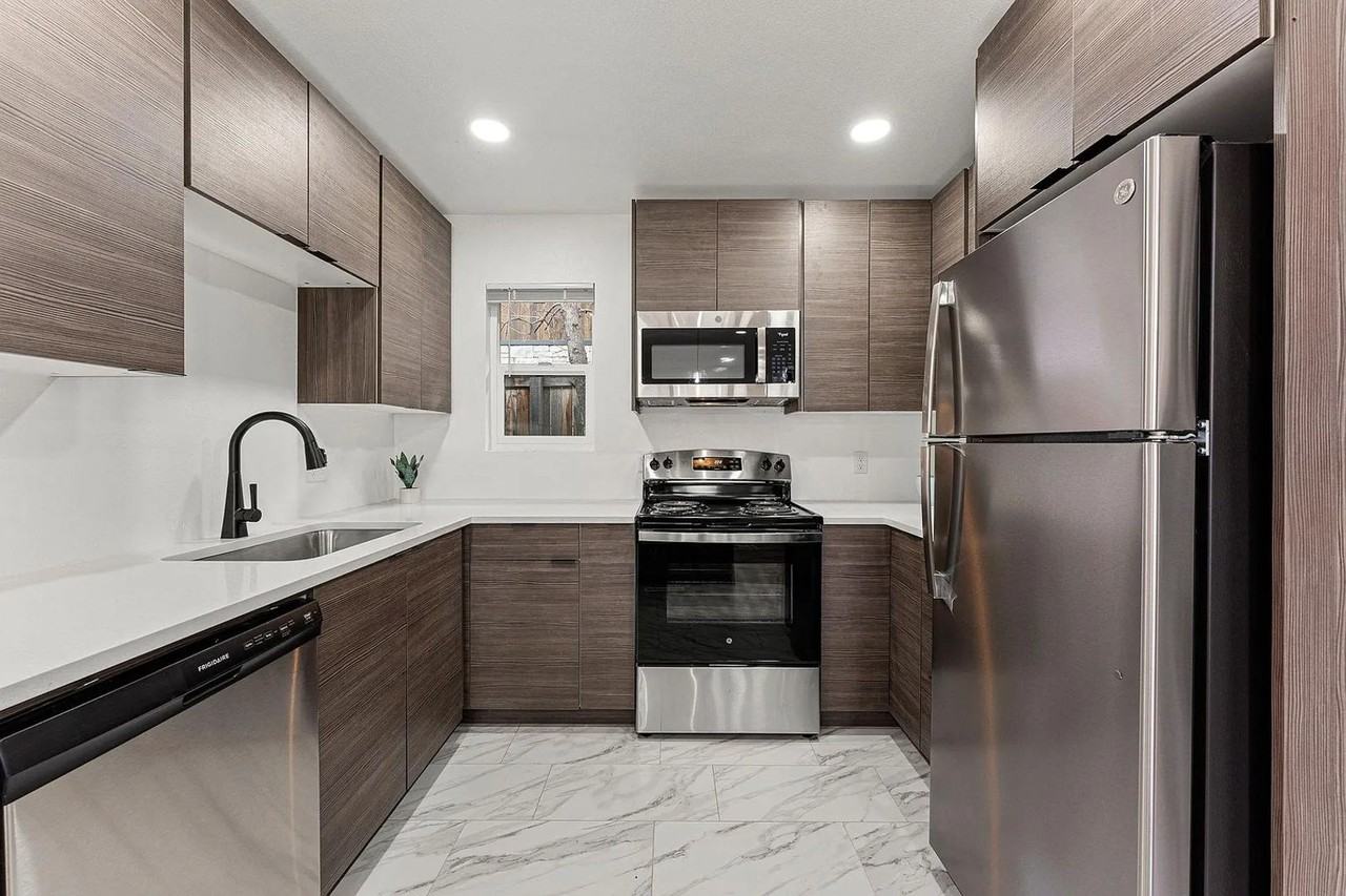 1228 Jay St - Photo 4 of 17