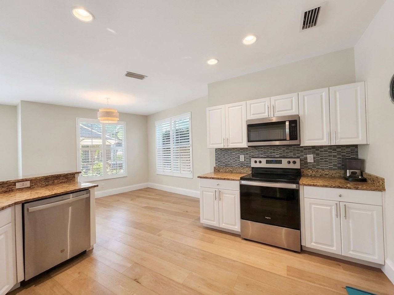 6772 Southern Oak Ct - Photo 3 of 36