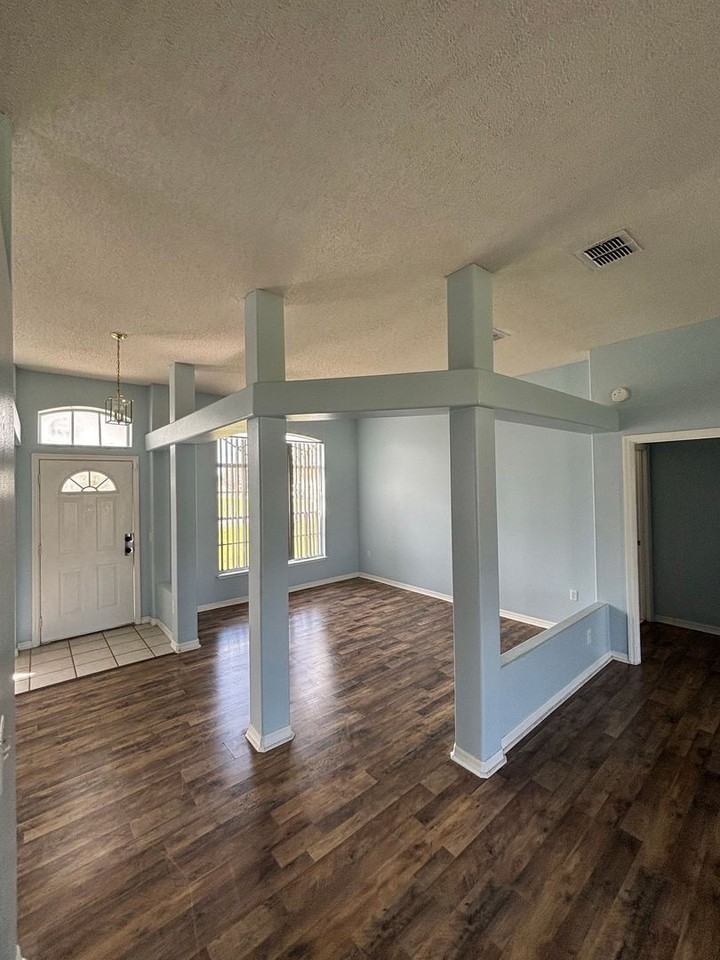 1001 Eiffel Ln - Photo 3 of 25