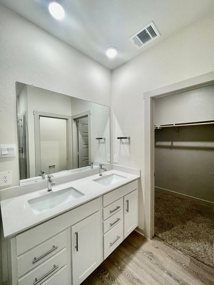 1332 Plymouth Rd - Photo 3 of 17