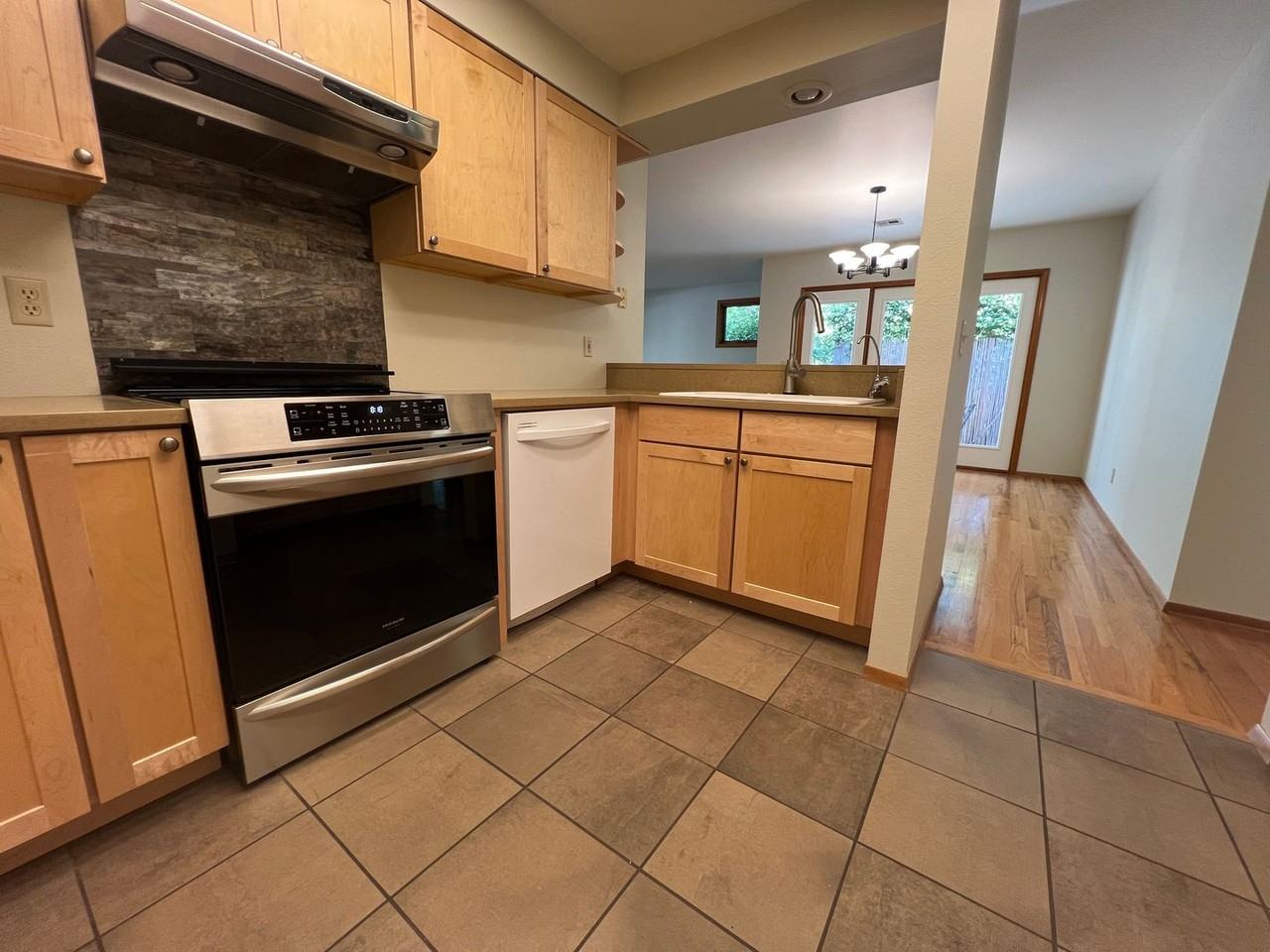 139 Wightman St - Photo 5 of 27