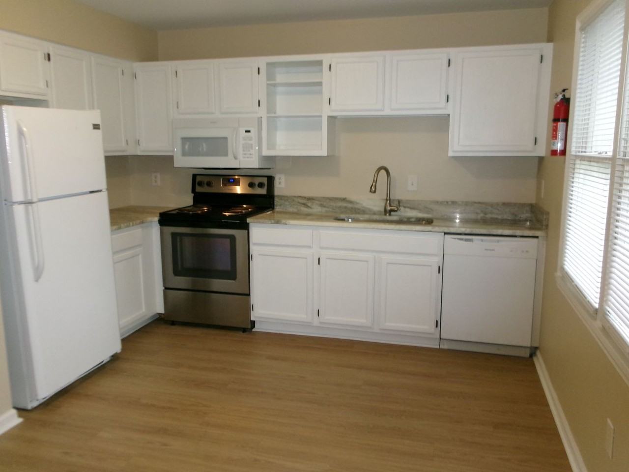 4346 Oak St #A - Photo 4 of 16