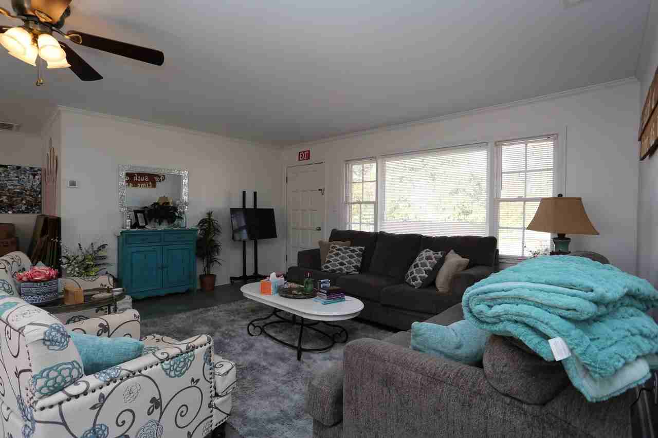 206 E Grady St - Photo 3 of 15