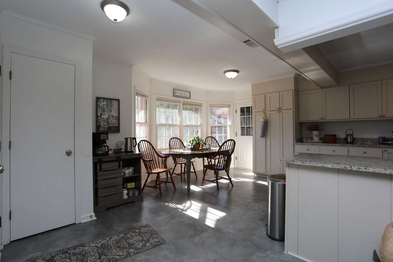 206 E Grady St - Photo 4 of 15