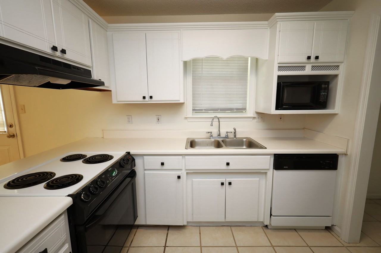 4220 Wilshire Dr - Photo 6 of 13