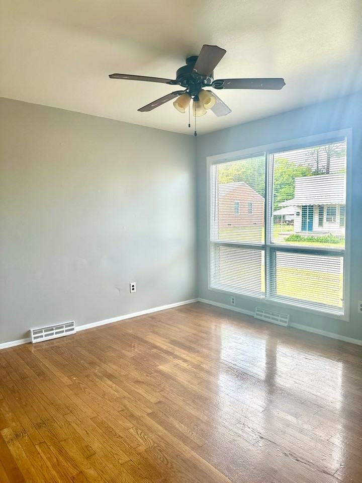 5407 Stokes Ln - Photo 4 of 12