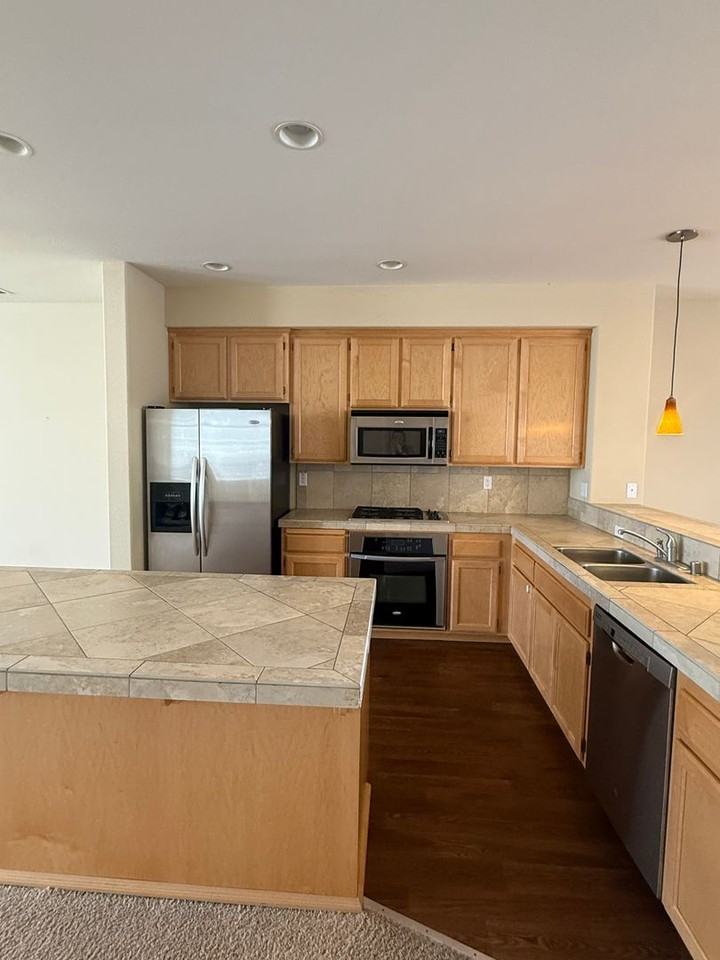 185 Johnson St - Photo 2 of 11