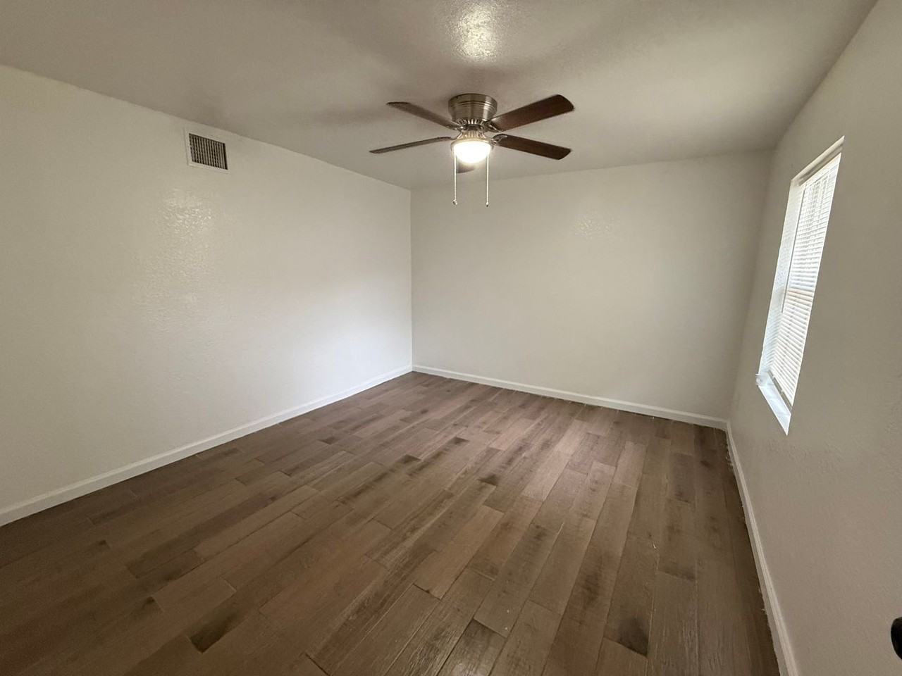 214 Aztec St - Photo 4 of 10