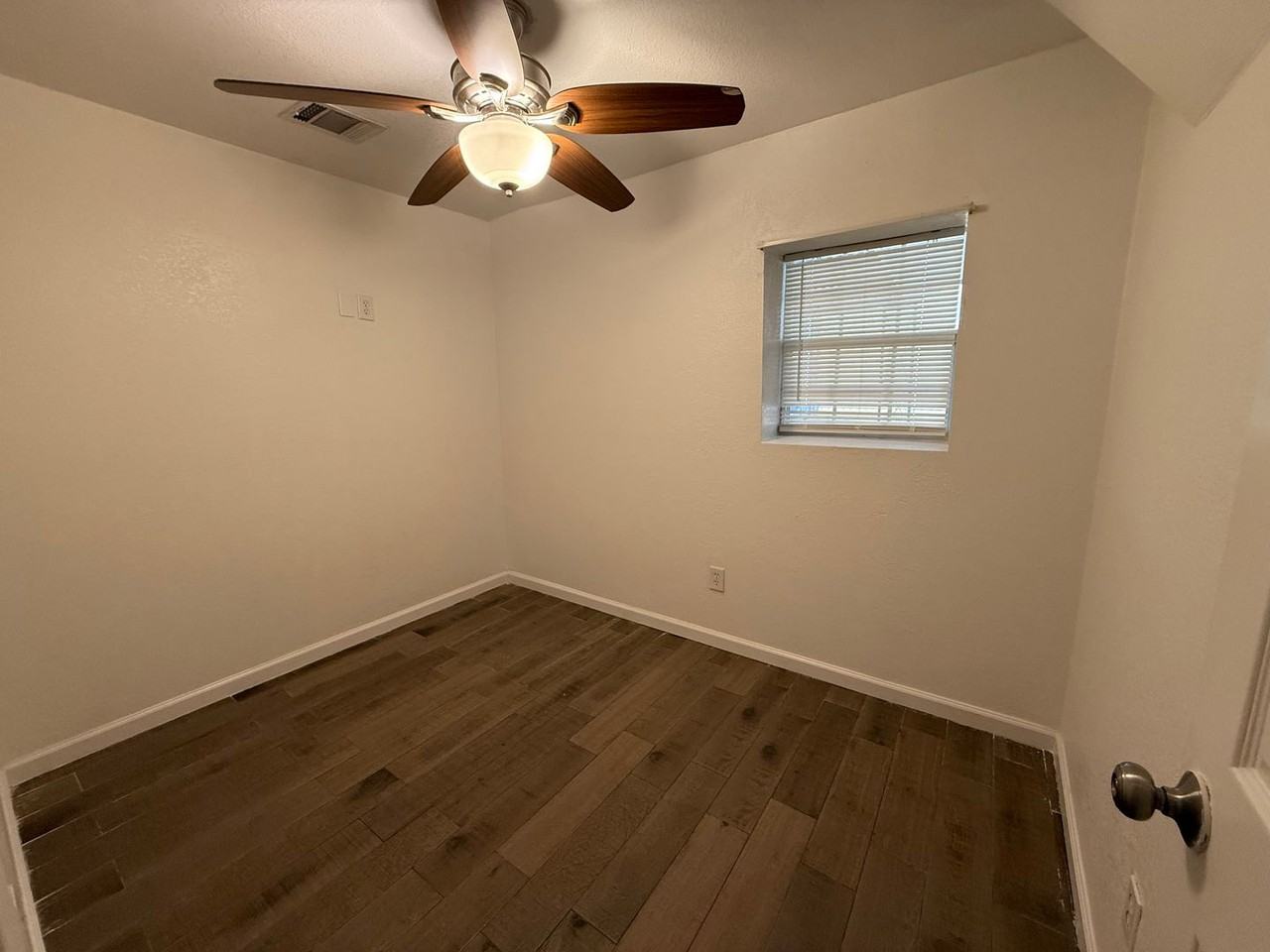 214 Aztec St - Photo 6 of 10