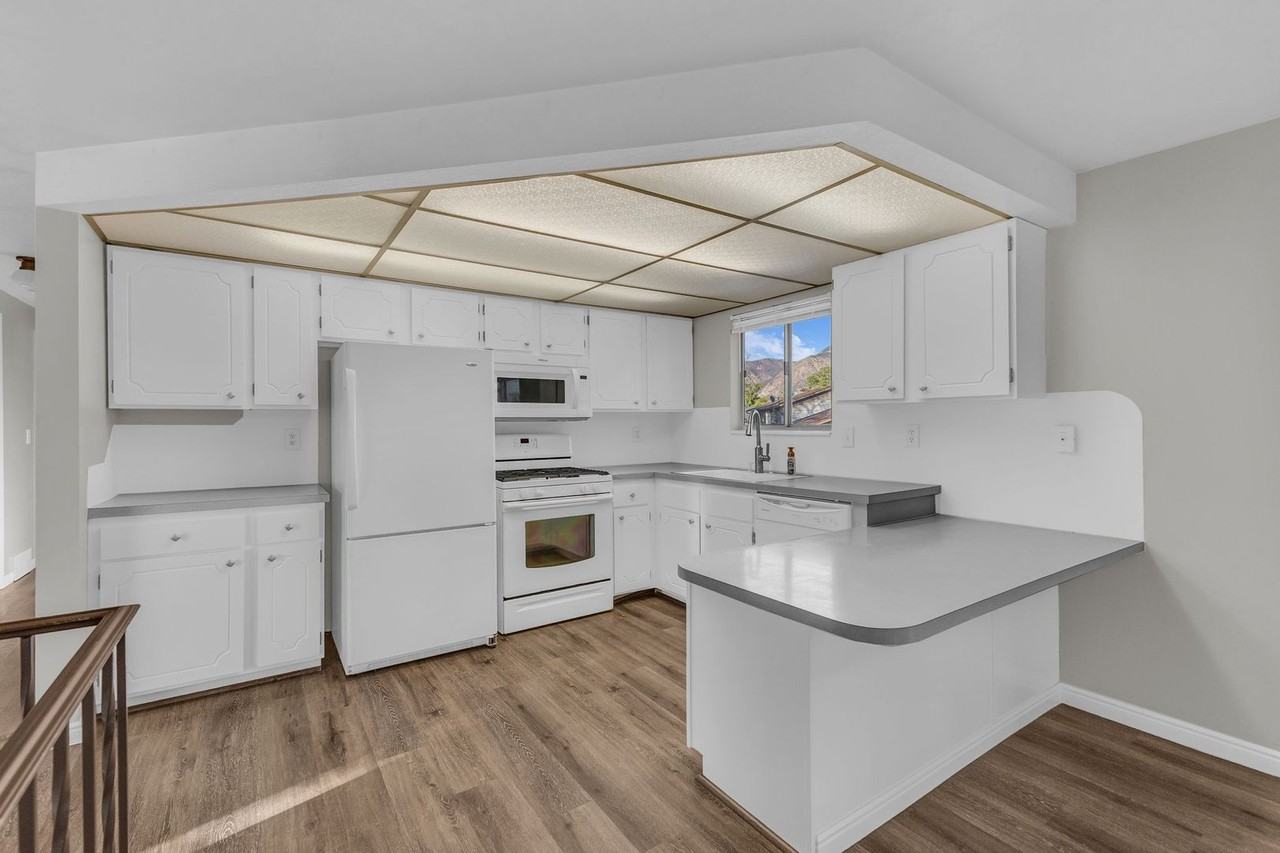 4238 S 800 W - Photo 3 of 33