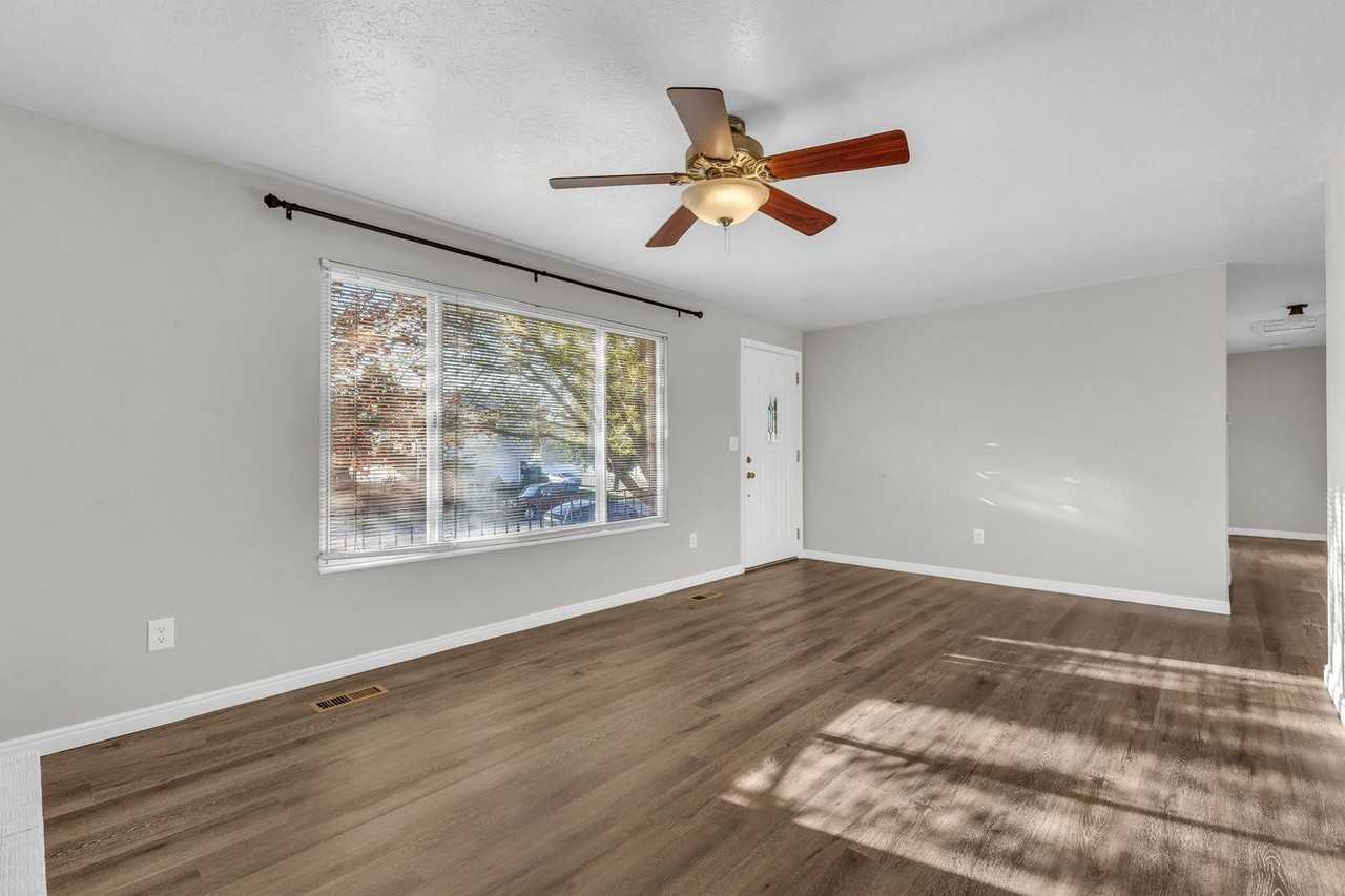 4238 S 800 W - Photo 4 of 33