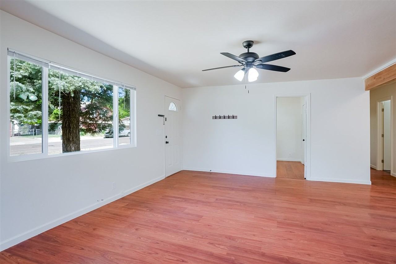 823 Campbell St - Photo 4 of 39