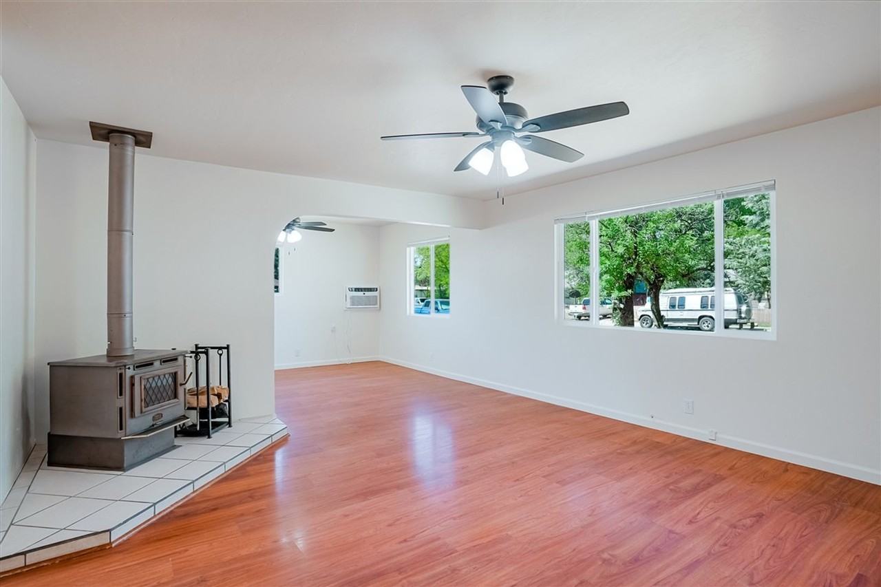 823 Campbell St - Photo 7 of 39