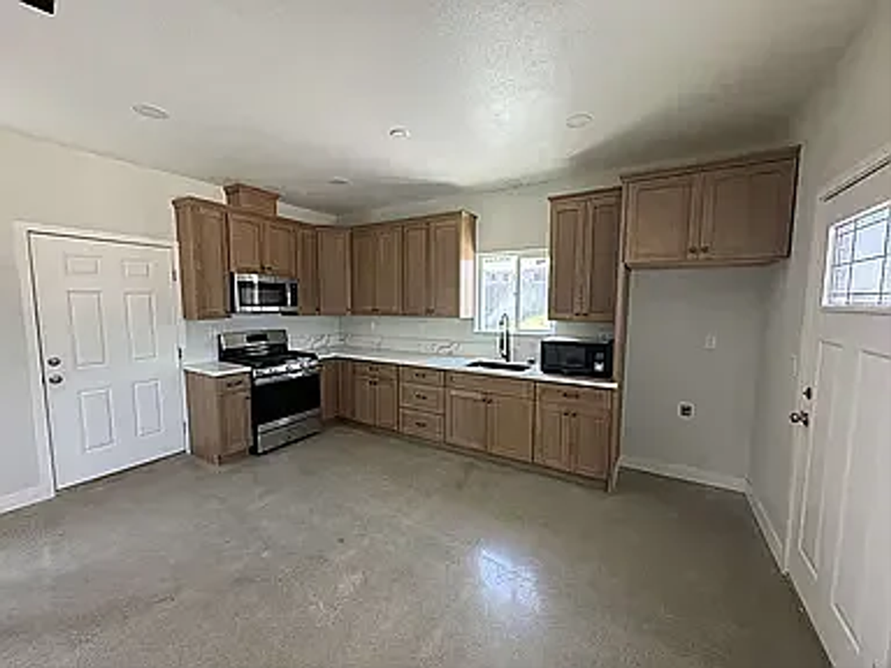 6496 Chadbourne Ave - Photo 4 of 11