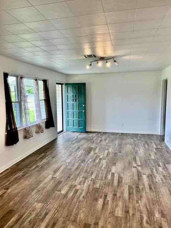 621 W 17th St - Photo 3 of 19