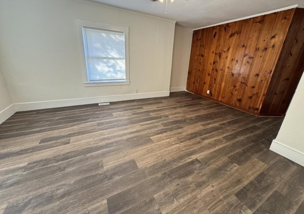 109 E 10th St - Photo 3 of 12