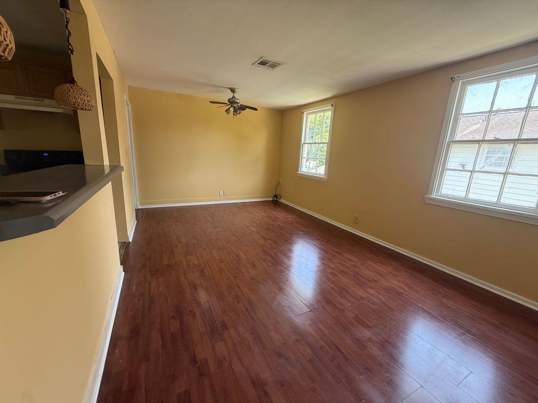 1559 Senate St - Photo 2 of 15