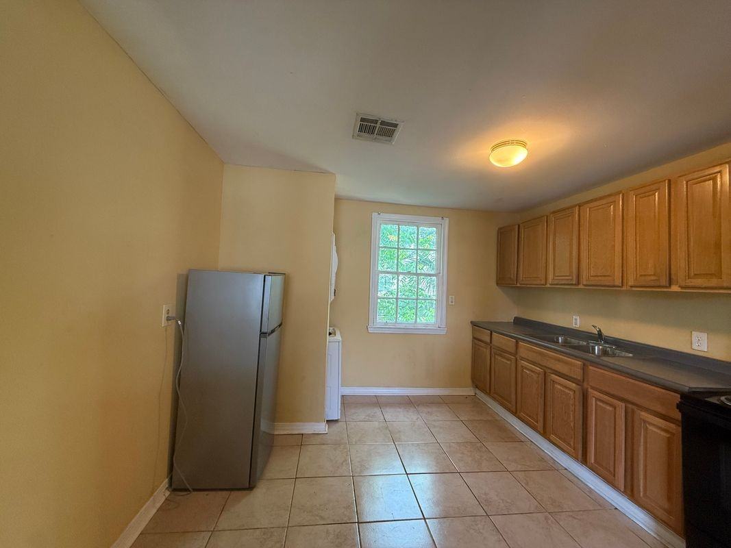 1559 Senate St - Photo 3 of 15