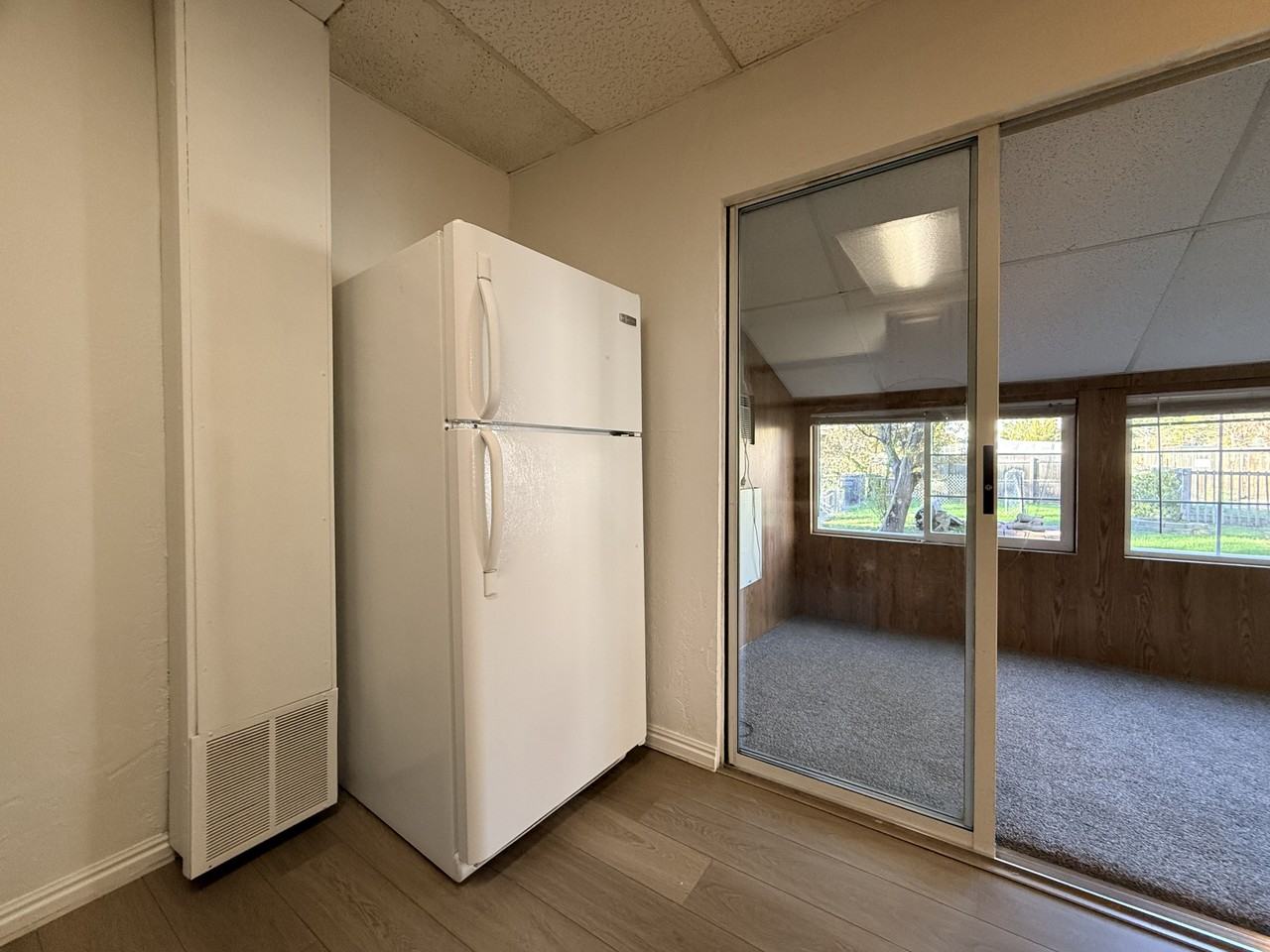 547 E St - Photo 4 of 17