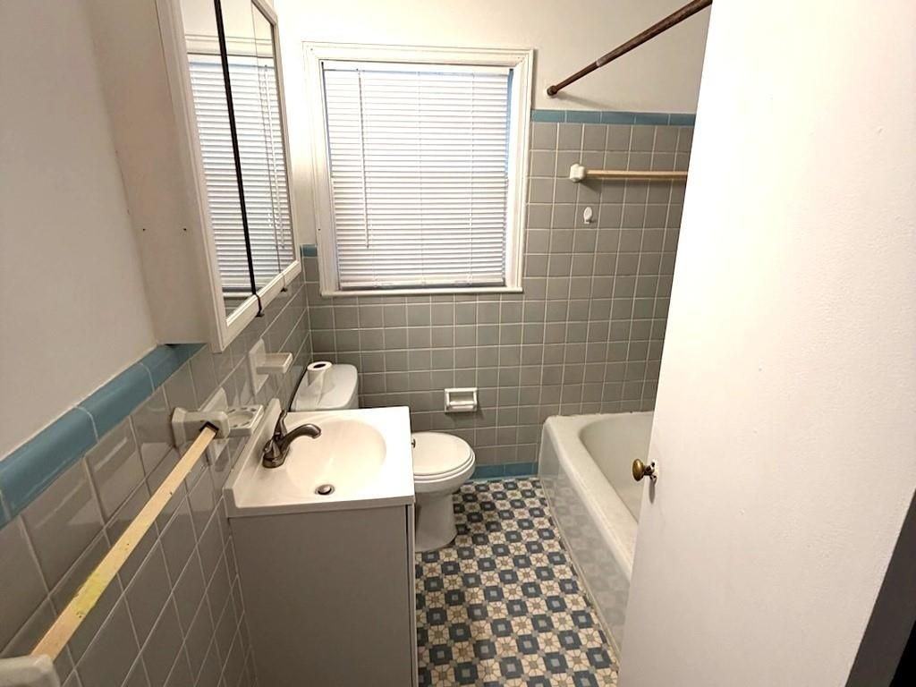 828 Catherine St - Photo 6 of 9