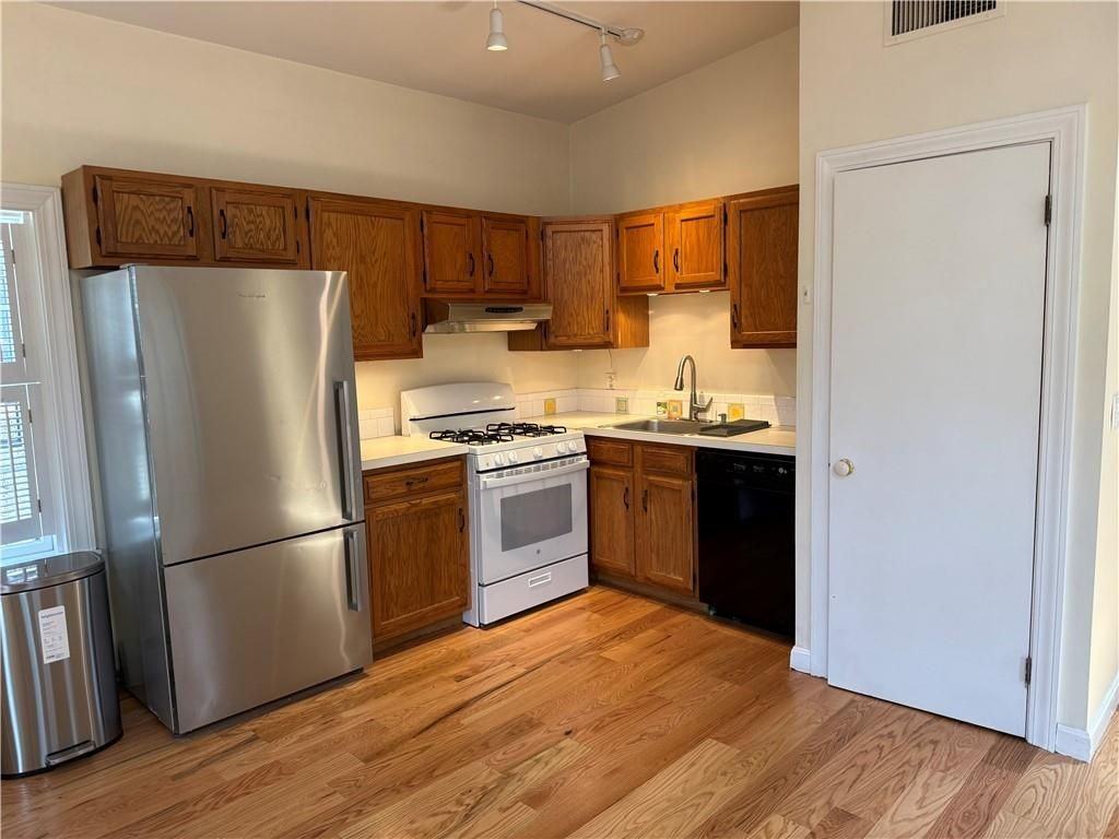 2 Burrs Ln - Photo 7 of 33