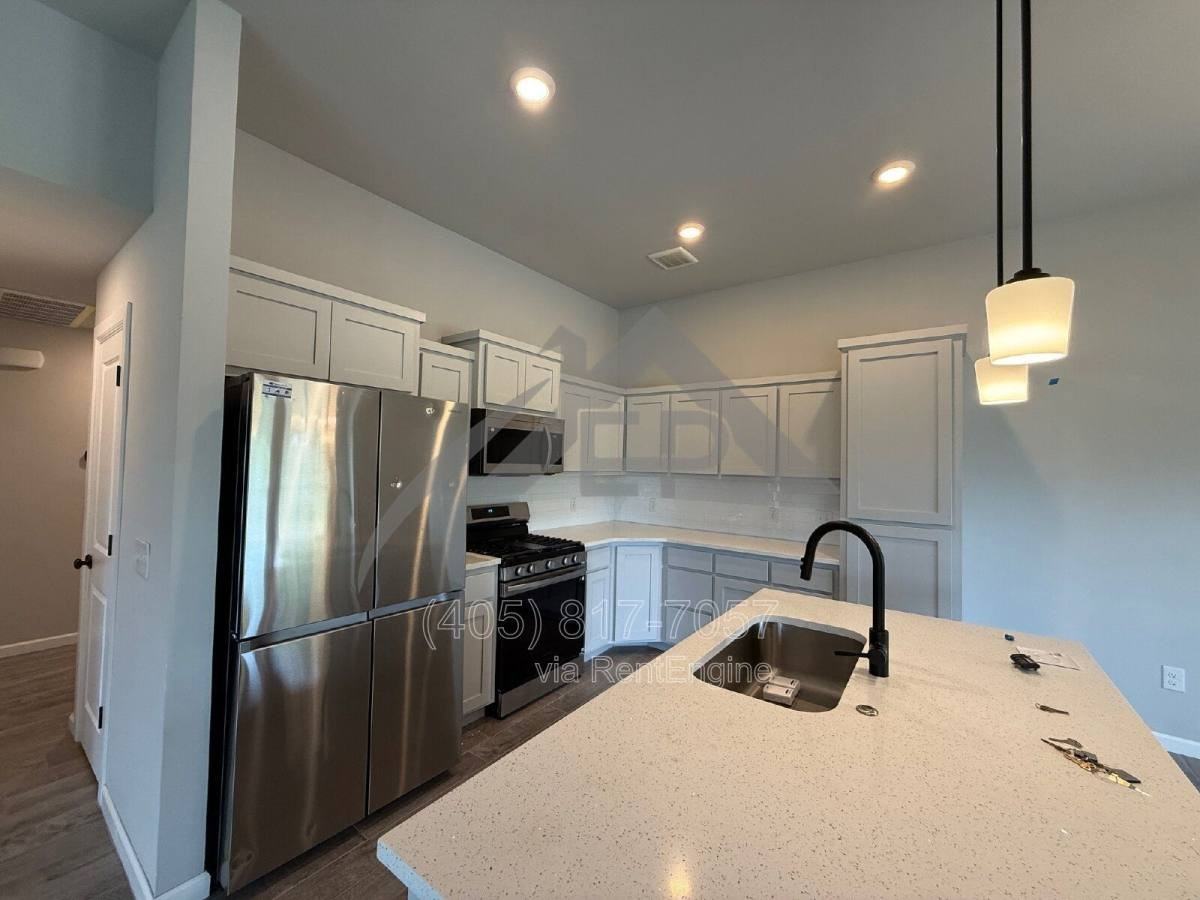 921 S Appaloosa Ln - Photo 3 of 9