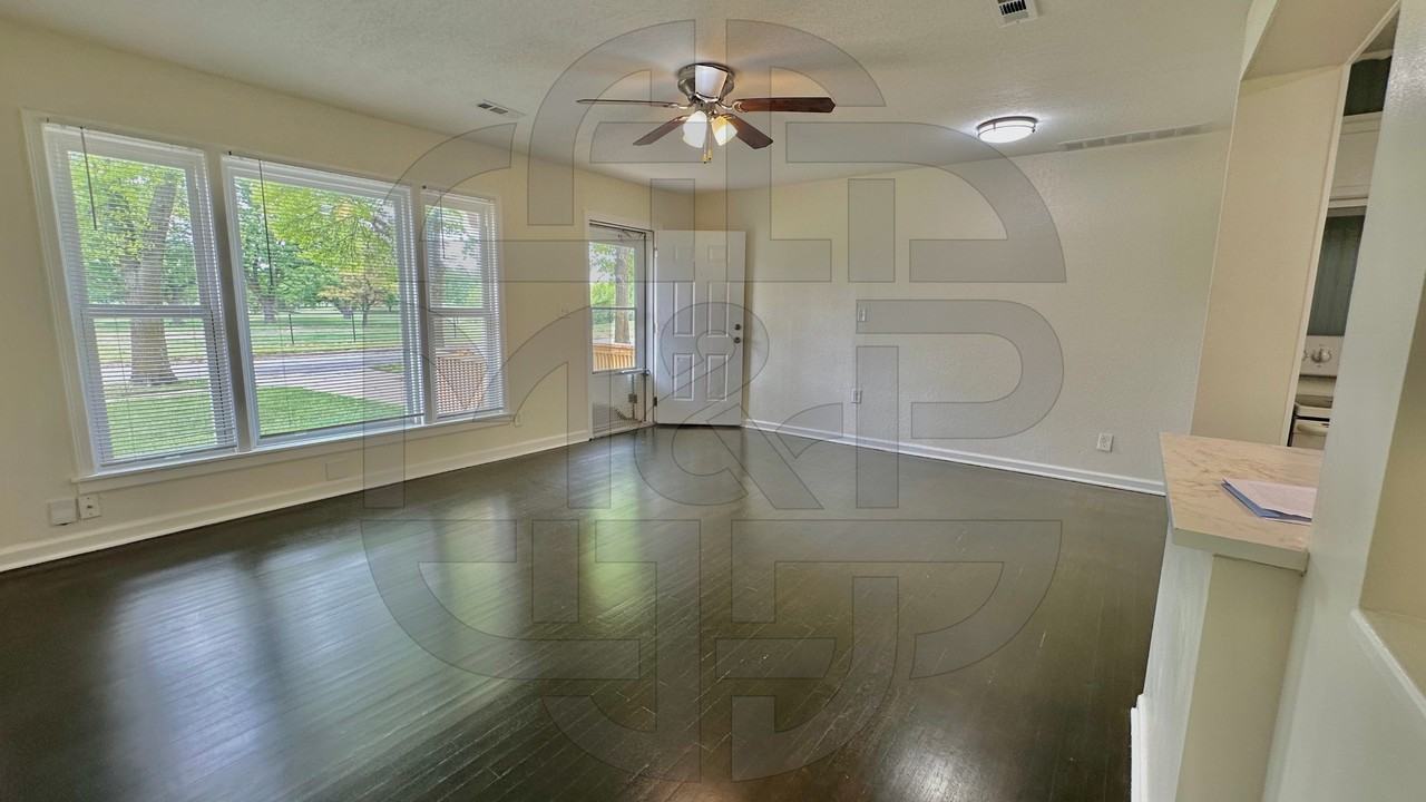 1102 N Crestway St - Photo 5 of 19