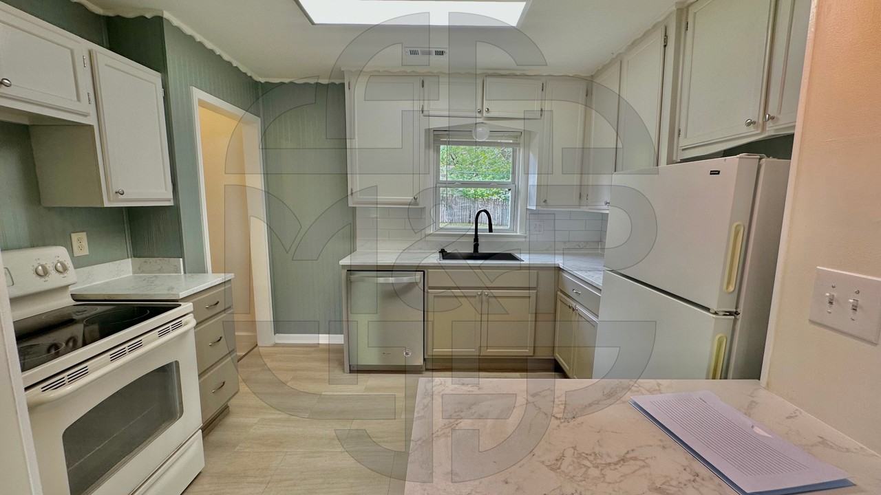 1102 N Crestway St - Photo 6 of 19