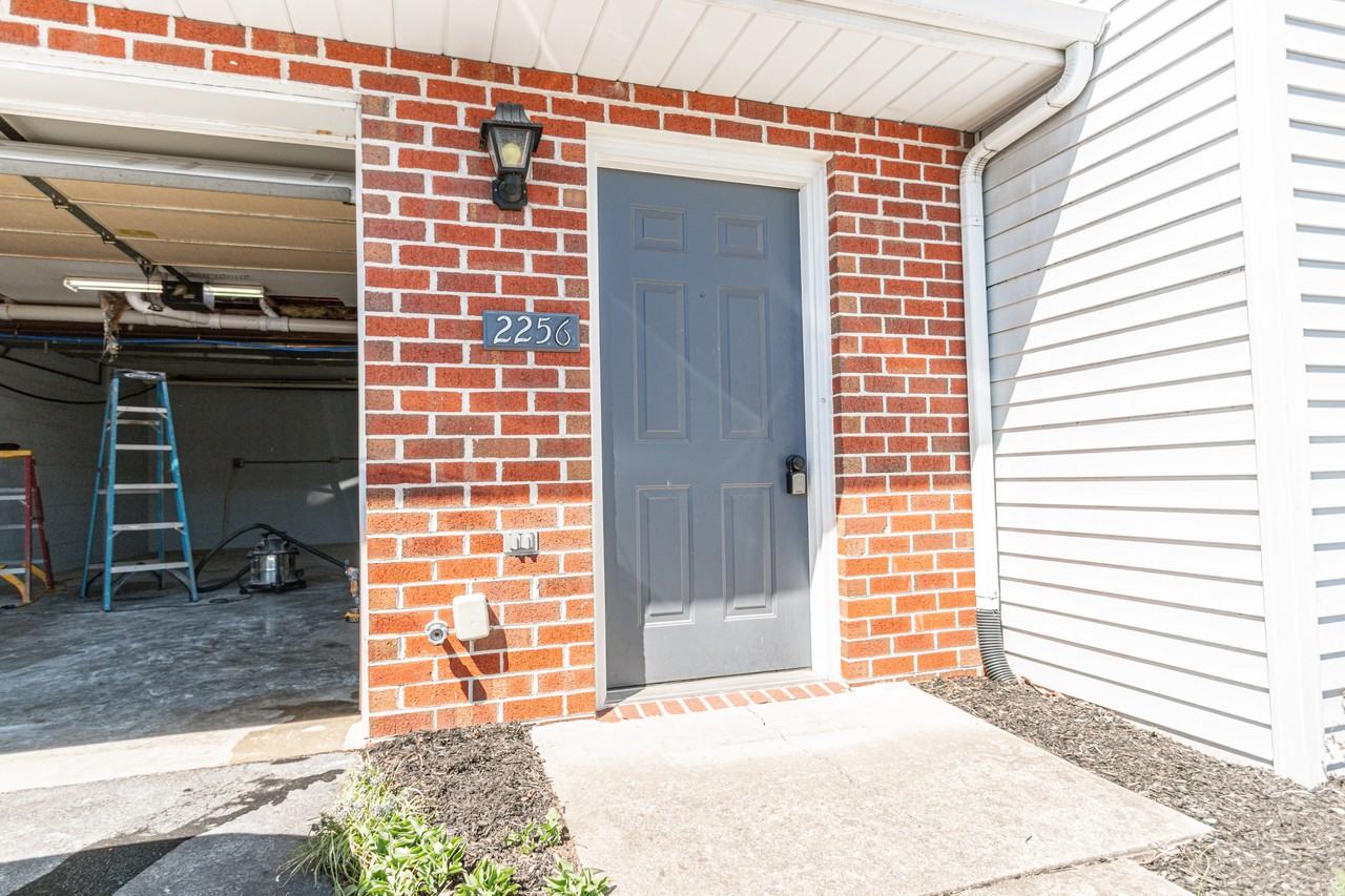 2256 N Point Dr - Photo 3 of 28