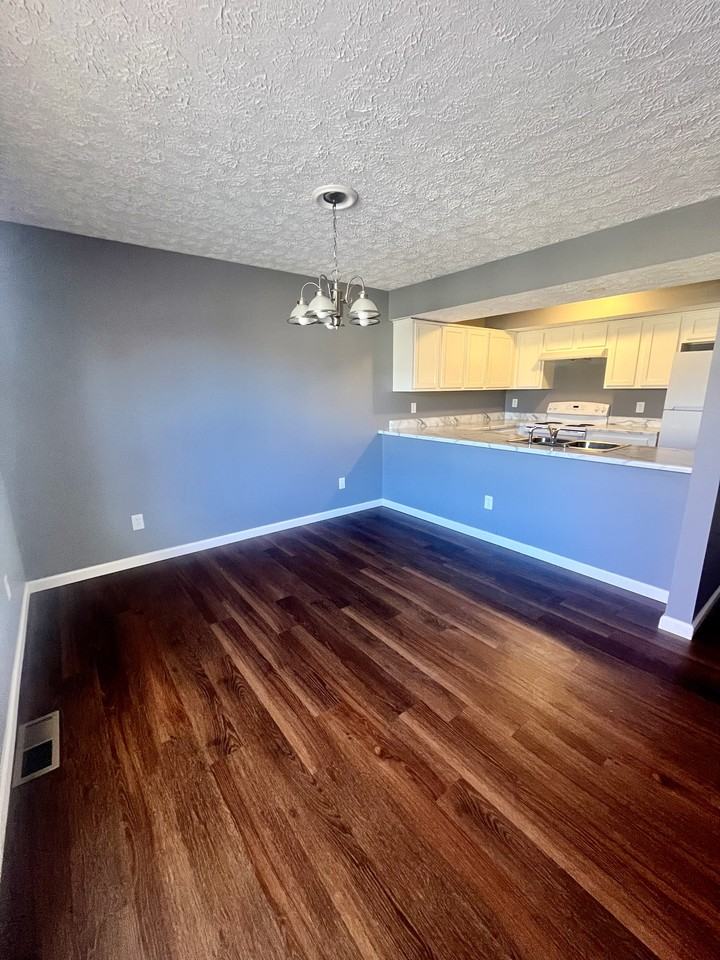 8 Thistlewood Ln #6 - Photo 3 of 10