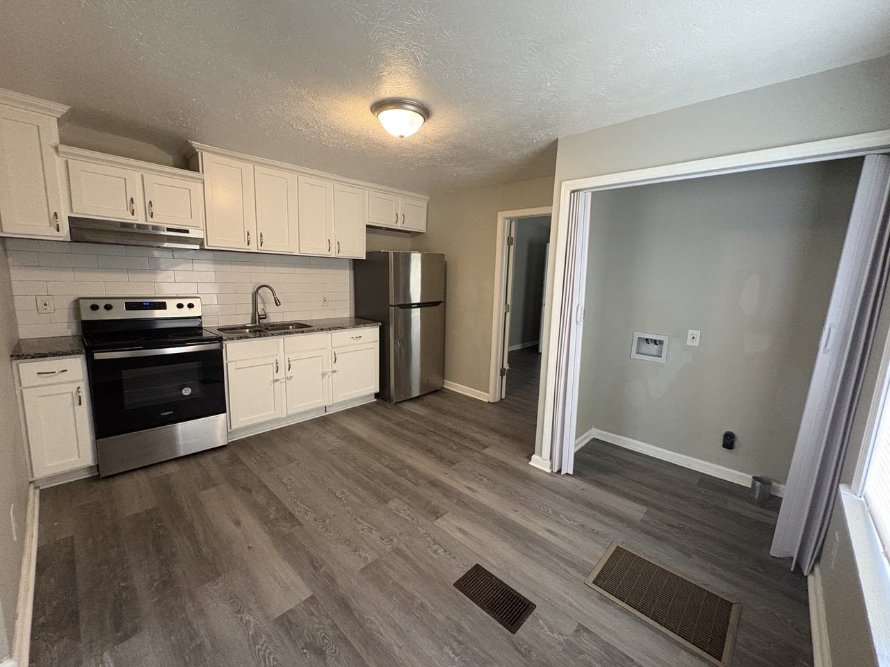 551 E 6th St - Photo 5 of 8