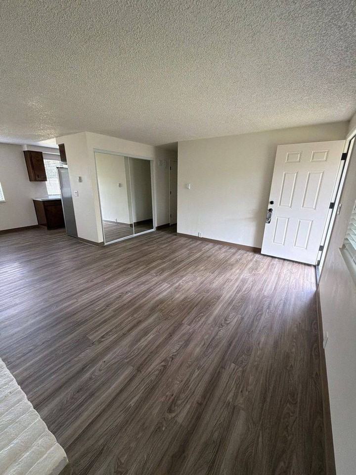 1040 Lamplite Ln - Photo 2 of 10