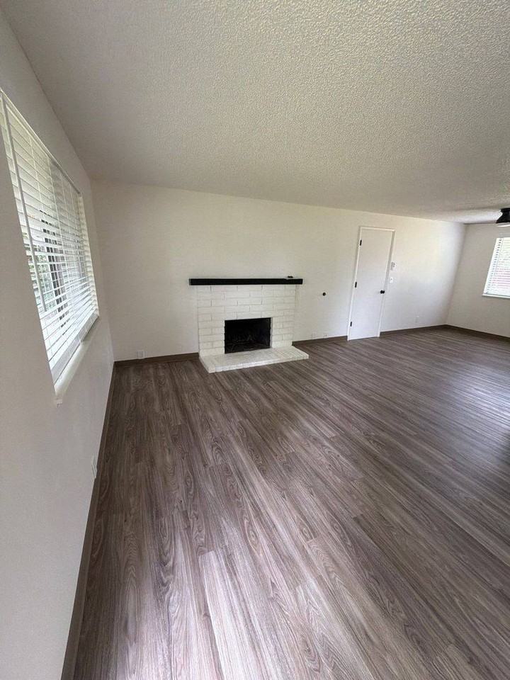 1040 Lamplite Ln - Photo 3 of 10