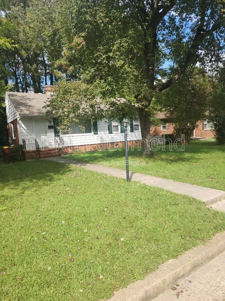 915 Northampton Rd - Photo 2 of 8