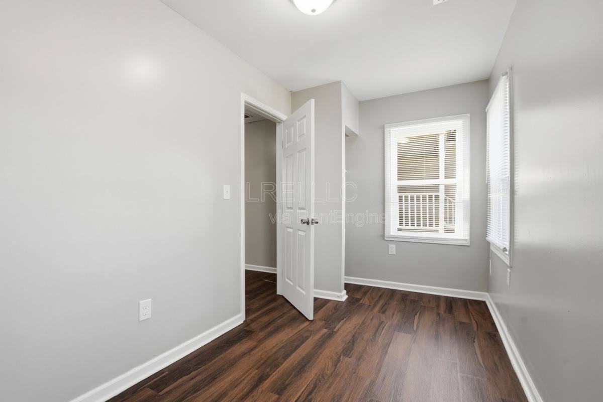 2338 W Madison St - Photo 2 of 10