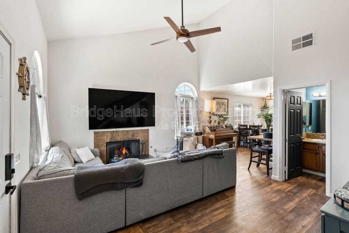 832 Georgia St - Photo 3 of 9