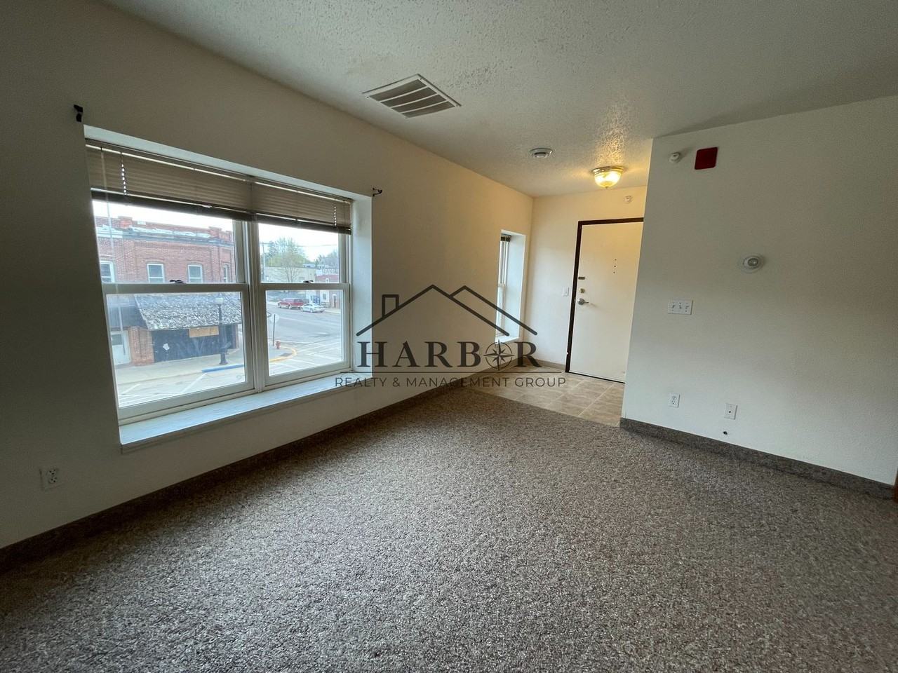 146 S Broadway St - Photo 2 of 12